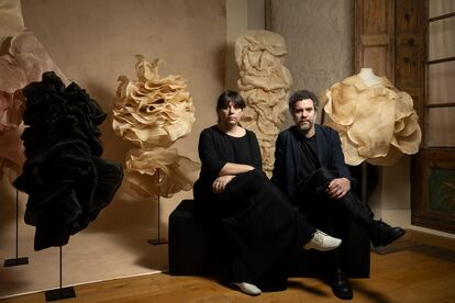 Elisabet Urpí y Nacho Umpiérrez en su estudio del barrio gótico de Barcelona rodeados de sus obras.