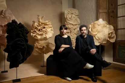 Elisabet Urp y Nacho Umpirrez en su estudio del barrio gtico de Barcelona rodeados de sus obras.