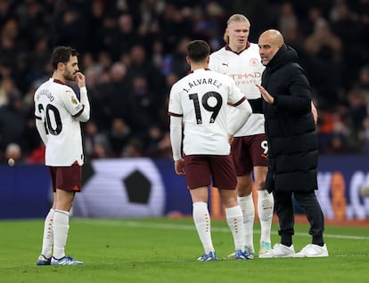 Pep Guardiola, entrenador del Manchester City, conversa con Julián Álvarez en presencia de Bernardo Silva y Erling Haaland en el partido de Premier ante el Aston Villa.