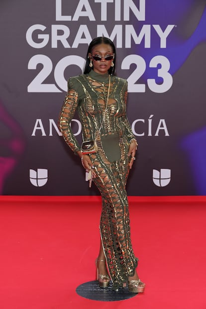 La cantante Xenia Fran?a, nominada a mejor lbum en portugus, escogi este vestido con aberturas y detalles dorados de la ltima coleccin de Balmain.