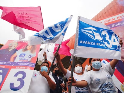 Simpatizantes del partido Avanza País se manifiestan a las afueras del Centro de Convenciones de Lima donde se realiza un debate de los 18 candidatos presidenciales en las elecciones generales de 2021.