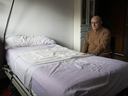 Ángel Hernández, junto a la cama en la que ayudó a morir a su mujer, María José Carrasco, enferma de esclerosis múltiple, en su casa de Madrid. 