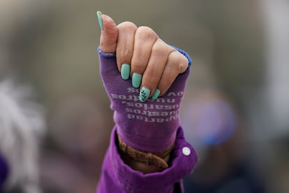 La mano de una mujer en la concentracin del 8-M de 2021 en la Puerta del Sol de Madrid.