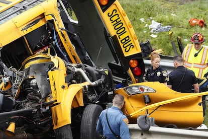 Personal del servicio de emergencias examina el autobús escolar que este jueves ha colisionado con un camión en Nueva Jersey.
