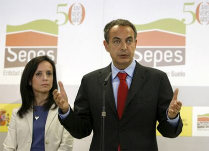 El presidente Zapatero, en la imagen con la ministra de Vivienda, Beatriz Corredor, ha valorado el descenso del paro en mayo durante su visita a la sede de la Entidad Estatal de Suelo (Sepes).