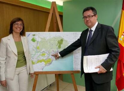 Juan Espadas y María Gámez, ayer, en la presentación del Potaum de Málaga.