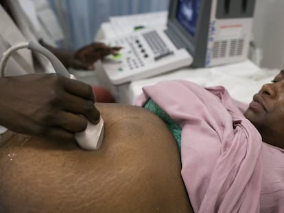 Un especialista realiza una ecografía a una mujer embaraza en el Hospital Central de Maputo (Mozambique).