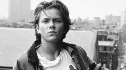 River Phoenix. La tragedia siempre llama dos veces.

	Como la de James Dean, la carrera de River Phoenix estuvo marcada por la brevedad y la llamada de una muerte no anunciada. Su trágica desaparición lo proyectaba al panteón de los cadáveres exquisitos. Su juventud y belleza para siempre inmarchitable en el mausoleo de las jóvenes leyendas.