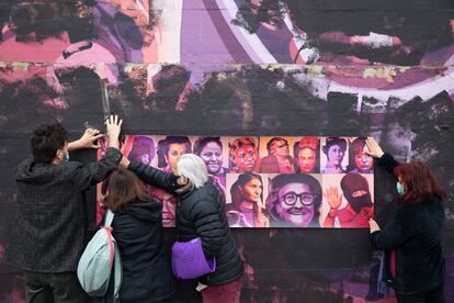 El famoso mural feminista del distrito madrileño de Ciudad Lineal ha amanecido destrozado este lunes, Día de la Mujer, con unos manchurrones de pintura negra que cubrían los rostros de las mujeres homenajeadas, según han denunciado los vecinos y partidos políticos. En la imagen, algunos vecinos pegan fotografías sobre la obra destruida.