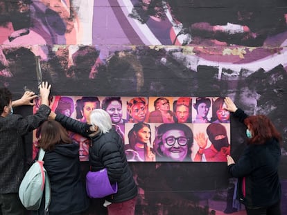 El mural feminista del distrito madrileño de Ciudad Lineal, tras amanecer destrozado el 8 de marzo de 2021 y en el que algunos vecinos cubren la obra destrozada con fotografías de las protagonistas.