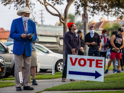 Votantes ante un colegio electoral en Huntington Beach (California).