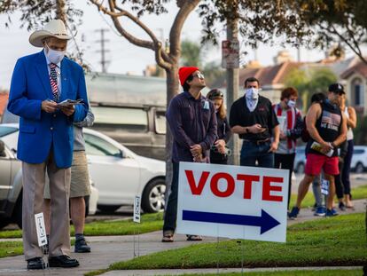 Americanos esperam para votar em um colégio eleitoral de Huntington Beach, na Califórnia.