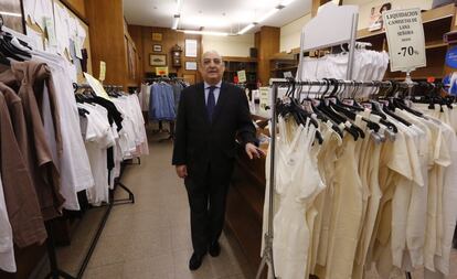 Carlos Sánchez, propietario de La Camerana, establecimiento centenario que cierra sus puertas.