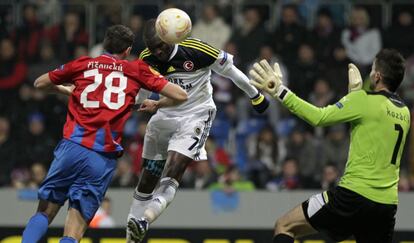 Moussa Sow remata de cabeza frente al portero del Plzen Matus Kozacik.