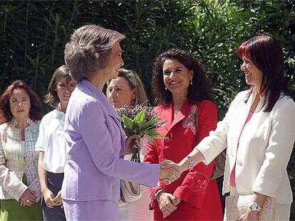 Doña Sofía saluda a la consejera de Igualdad, Micaela Navarro, y la de Salud, María Jesús Montero.