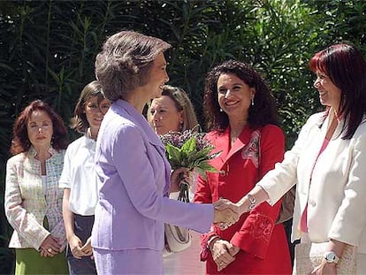 Doña Sofía saluda a la consejera de Igualdad, Micaela Navarro, y la de Salud, María Jesús Montero.