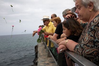 Familiares y allegados arrojan varias rosas al agua, durante la ofrenda floral en homenaje a las víctimas del accidente aéreo del vuelo JK5022 de Spanair.