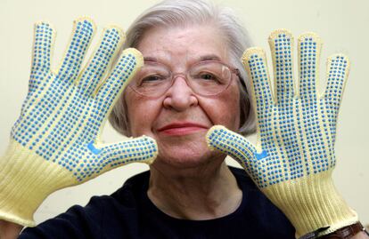 Kevlar, por Stephanie Kwolek

El kevlar es el material que se utiliza para fabricar chalecos antibalas, neumáticos o equipos deportivos (en la imagen, Kwolek con guantes de este resistente compuesto). La investigadora lo patentó en 1966.