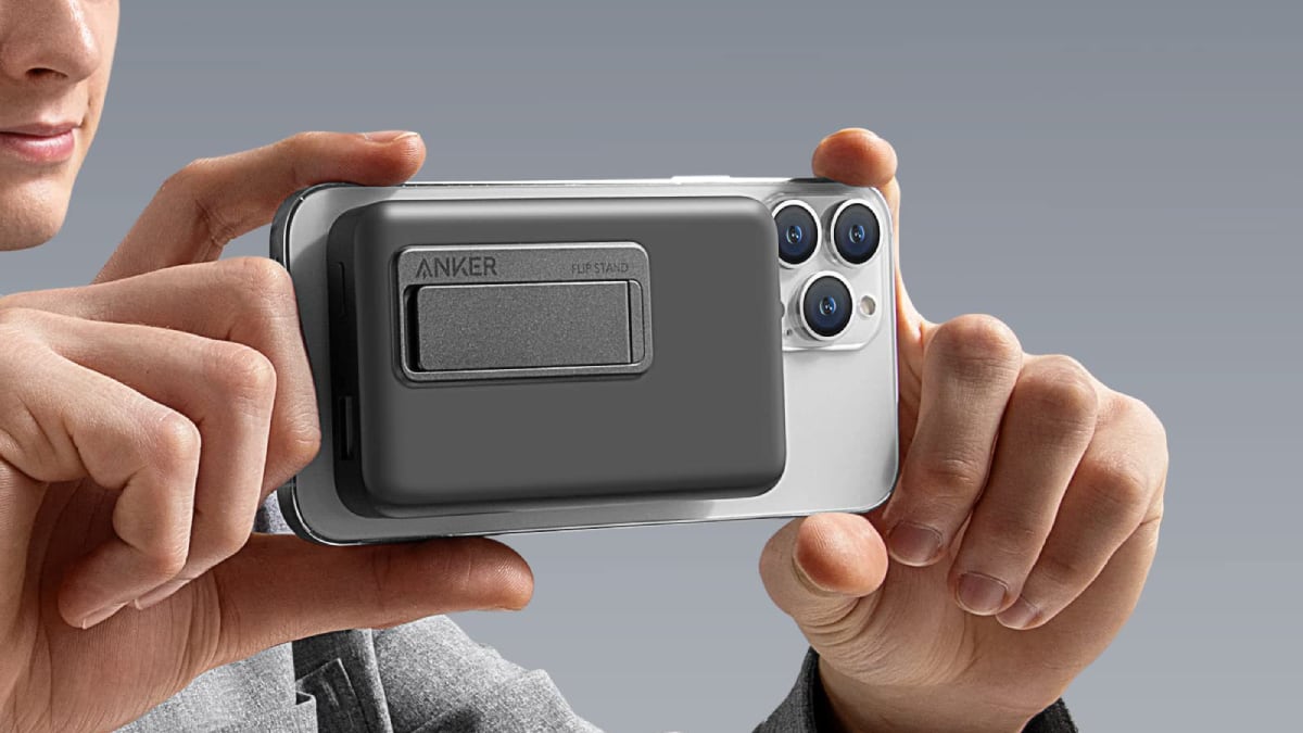 Una persona utiliza la 'powerbank' MagSafe, de Anker, mientras hace una fotografía.