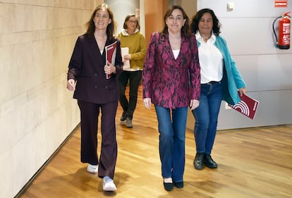 La presidenta del grupo parlamentario de los Comuns, Jéssica Albiach (i), junto a la consejera de Territorio, Vivienda y Transición Ecológica, Sílvia Paneque, el lunes.