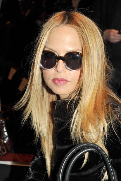 Rachel Zoe suele presumir de un rubio bastante regular, a pesar de que es fan de ese peinado-despeinado tan natural y californiano. En esta imagen la estilista no ha tenido tiempo de retocarse o de disimular sus raíces porque se aprecia un dedo de color oscuro pegado al cuero cabelludo. Con lo perfeccionista que es, aún debe estar lamentándose de  este descuido.