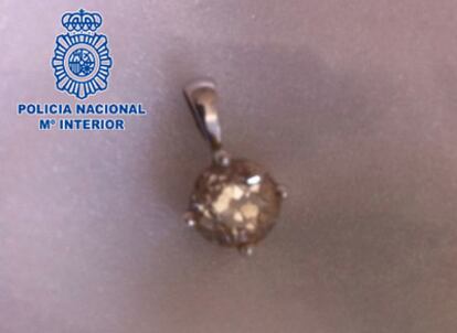 Imagen facilitada por la policía en la que puede verse el colgante que se tragó un hombre después de robarlo.