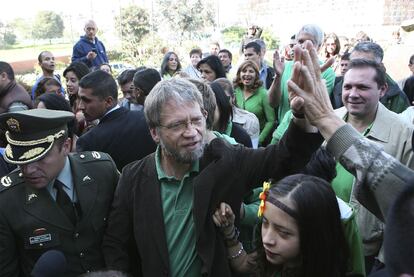 En la foto, Antanas Mockus, candidato del Partido Verde, acude a votar en un colegio de Bogotá.  Mockus no es un político tradicional. Este filósofo y matemático de 58 años aspira a derrocar al candidato favorito, Juan Manuel Santos, ex ministro de Defensa y delfín del actual presidente Álvaro Uribe, con un discurso que huye de etiquetas ideológicas pero que en lo económico es sobre todo neoliberal.