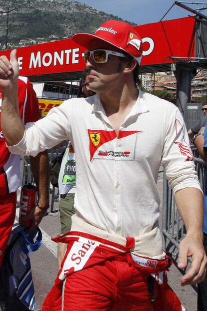 Fernando Alonso sudando la camiseta en el GP.