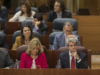 Ángel Garrido junto a la consejera Engracia Hidalgo y, detrás de ella, Isabel González.