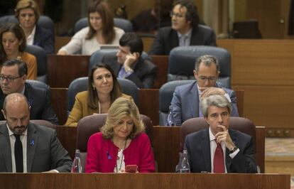 Ángel Garrido junto a la consejera Engracia Hidalgo y, detrás de ella, Isabel González.