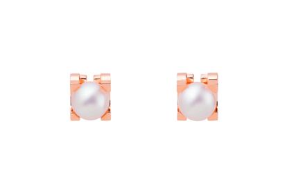 Pendientes C de oro rosa con perlas de Cartier (2.110 €).