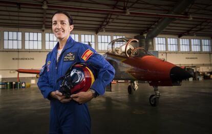 La capitana Rosa García-Malea, en la base de San Javier, en Murcia. Después de entrenar durante una década como piloto de combate, esta almeriense ingresó en la Patrulla Águila en marzo de 2017.