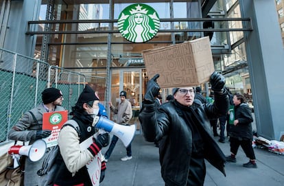 En agosto, un juez obligó a Starbucks a volver a contratar a siete empleados de un local de Memphis que habían sido despedidos por haber intentado sindicalizarse. En la imagen, las protestas afuera de una sucursal de la cadena en Nueva York. 