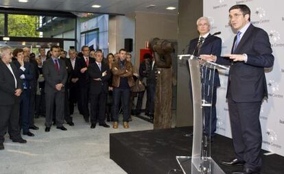 El lehendakari López, durante su discurso ayer en la inauguración del Izarra Centre de Ermua.