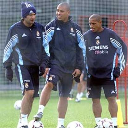 Figo, Ronaldo y Roberto Carlos, durante el entrenamiento de ayer.