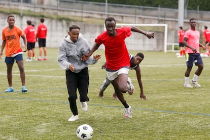 Young people play soccer, this Tuesday in Monterroso, Lugo. 