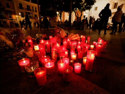 Velas en recuerdo del sacristán asesinado en el presunto ataque yihadista de Algeciras, en enero de 2023.