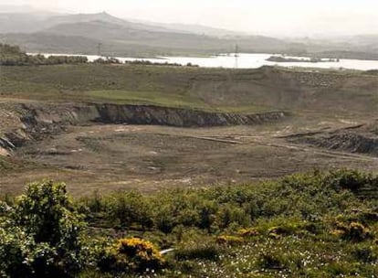 Vista parcial del vaso vacío de la balsa Noryeste, a diez kilómetros de Vitoria, con la cola del pantano de Ullibarri al fondo.