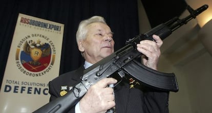 Kalashnikov posa com o último modelo de sua arma, em 2006.