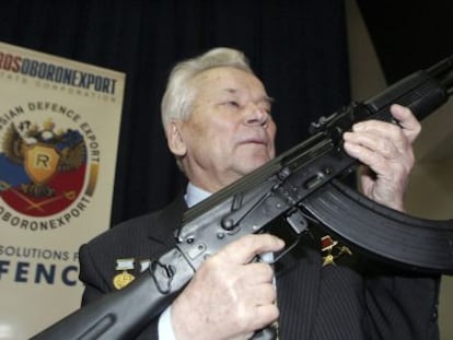 Kalashnikov posa com o último modelo de sua arma, em 2006.