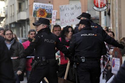 Varias personas acuden a las puertas del juzgado para pedir justicia. El Juzgado de Menores de Zamora celebra vista oral contra un adolescente de Castrogonzalo (Zamora), que tenía 16 años cuando el pasado mes de mayo presuntamente violó y asesinó a una vecina de la misma localidad.