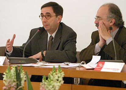 Miguel Jiménez (director de la biblioteca de la Universidad Autónoma de Madrid) y Fernando Valverde (a la derecha), en el Congreso Nacional de Libreros celebrado en Málaga la semana pasada.