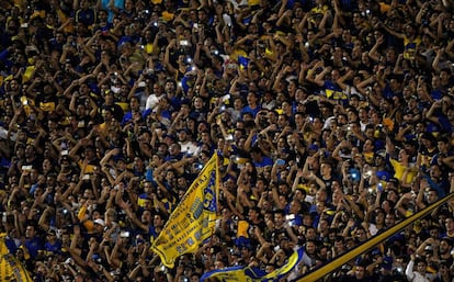 La hinchada de Boca celebra la vuelta al triunfo de su equipo.