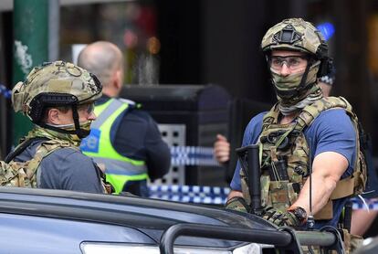 Agentes armados en los alrededores de Bourke Street tras el atentado terrorista.