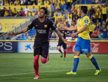 El delantero del Barcelona Neymar celebra su segundo gol marcado a Las Palmas.