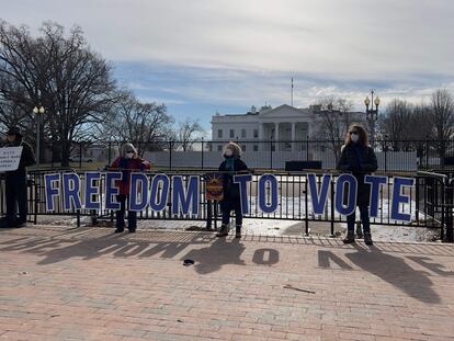 Activistas a favor de la reforma electoral, este miércoles frente a la Casa Blanca.