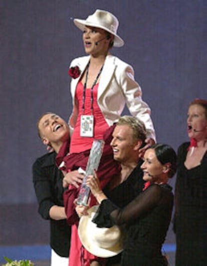 La representante de Lituania, Marie N., es alzada por sus compañeros tras proclamarse vencedora del festival de eurovisión.