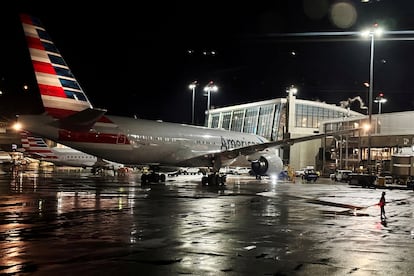 Un avin de American Airlines en el aeropuerto internacional de Boston, en junio de 2023.