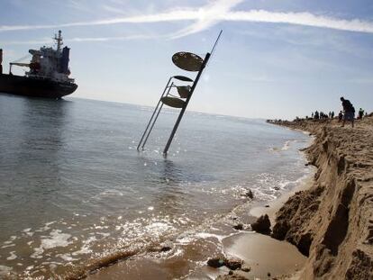 El hundimiento del puesto de socorro de la playa de El Saler, tras el socav&oacute;n generado por la h&eacute;lice de uno de lo cargueros encallados. 