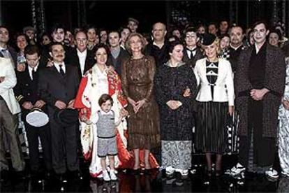 La Reina posa con el elenco de cantantes tras finalizar la ópera.